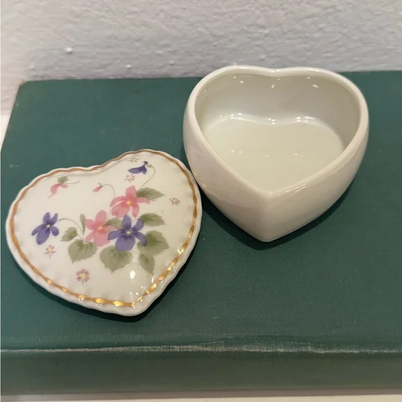 Vintage Fred Roberts Co. Heart Shape Trinket Dish w/ Pink & Purple Flowers - Picture 3 of 10